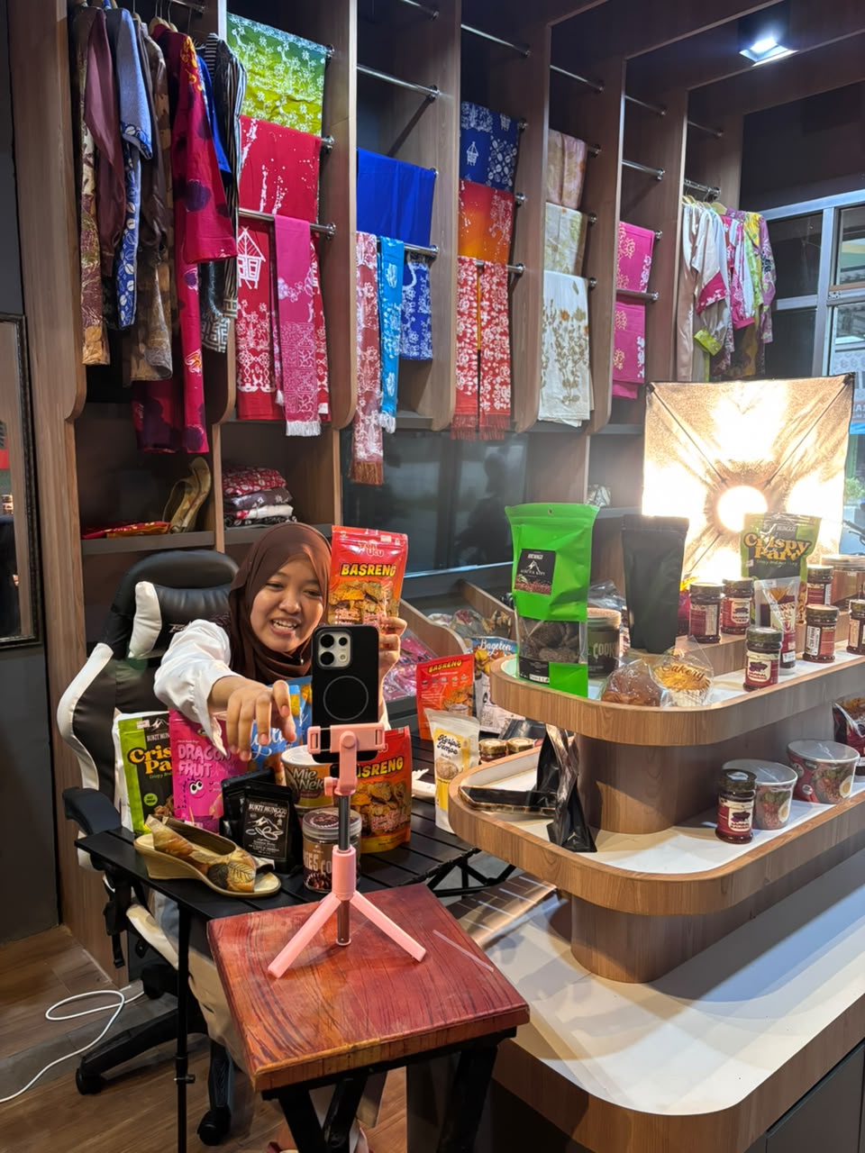 Dorong UMKM Naik Kelas, LPB Pama Kite Gale Fasilitasi Pemasaran melalui Live Shopping di Marketplace